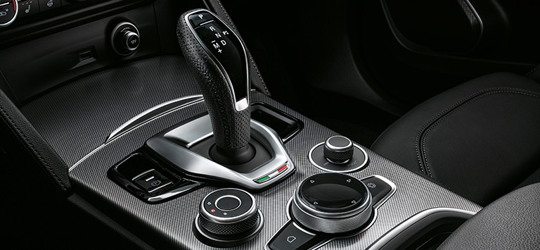 Midtkonsollen med girstang og andre knapper i en Stelvio