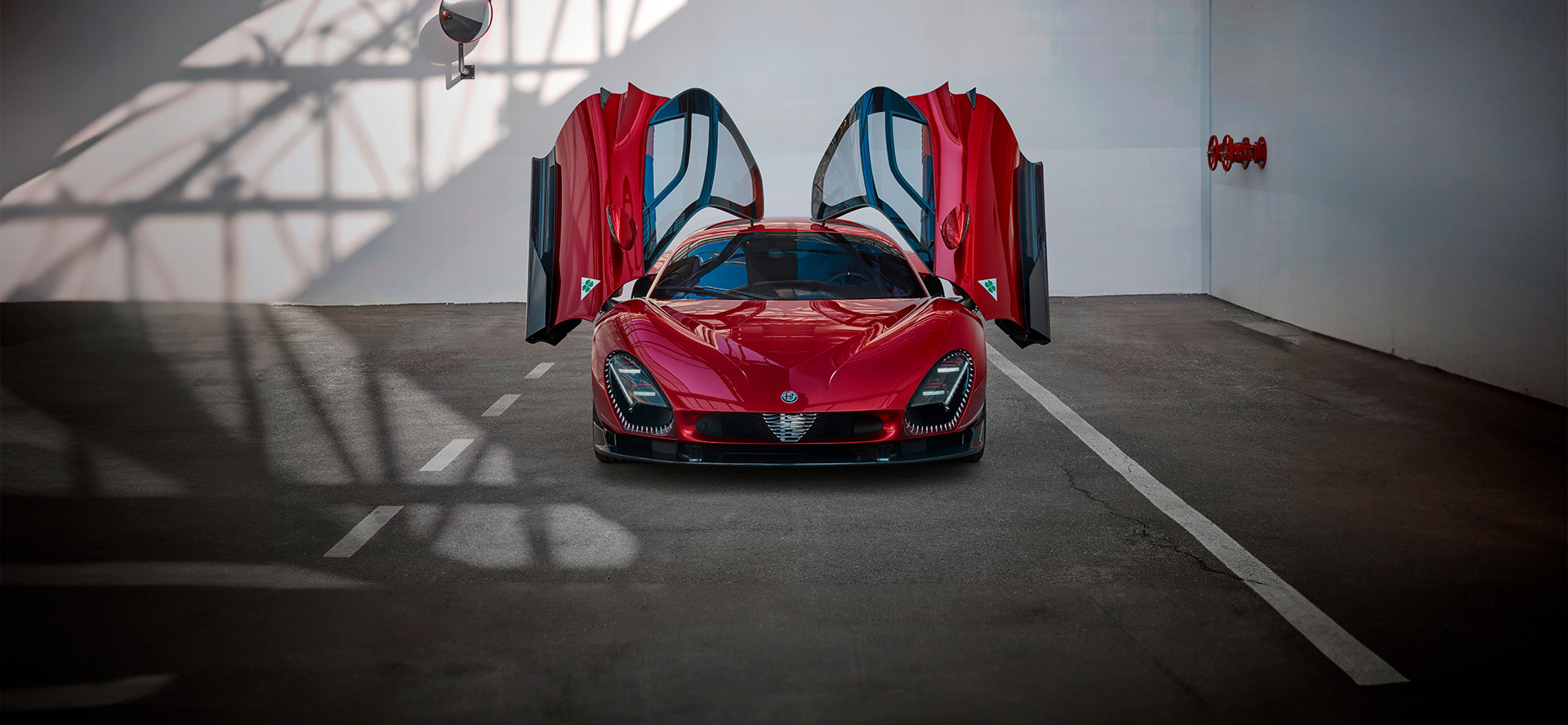 Rød Alfa Romeo 33 Stradale med dørene åpnet oppover