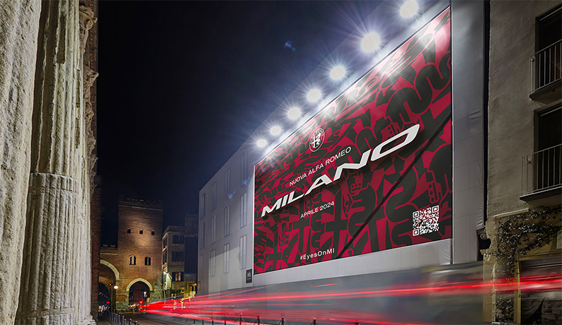 Stort sort og rødt banner med Milano skrevet i store, hvite bokstaver