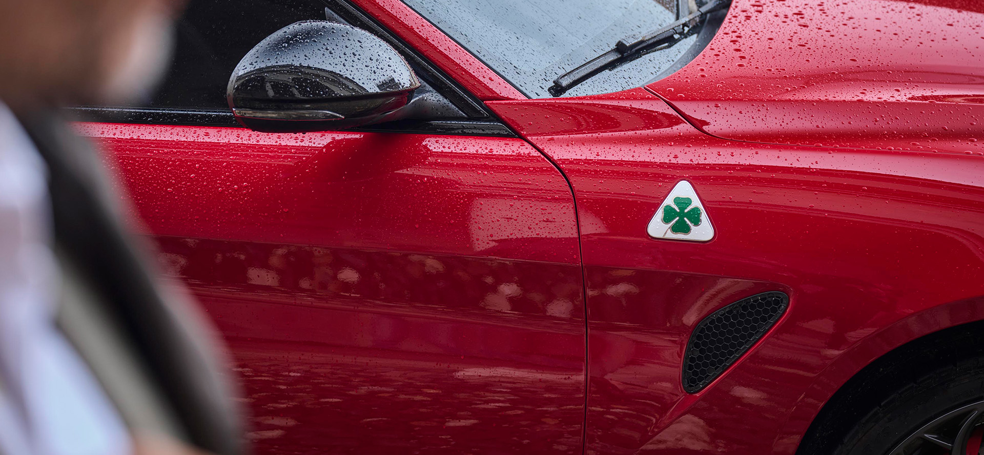 Quadrifoglio logo på rød bill