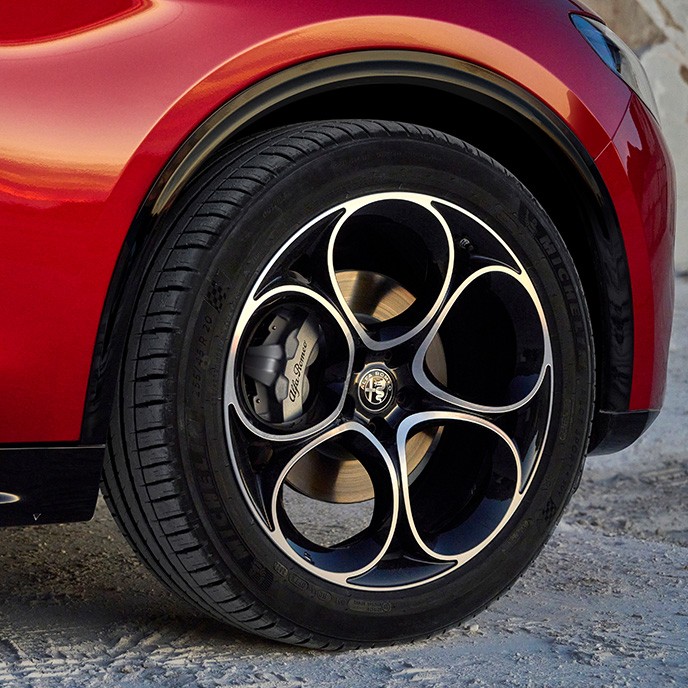 Nærbilde av hjul med felg på rød Stelvio