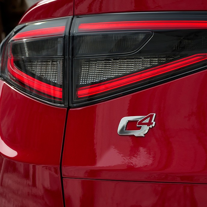 Q4 logo i sølv og rød på rød Stelvio